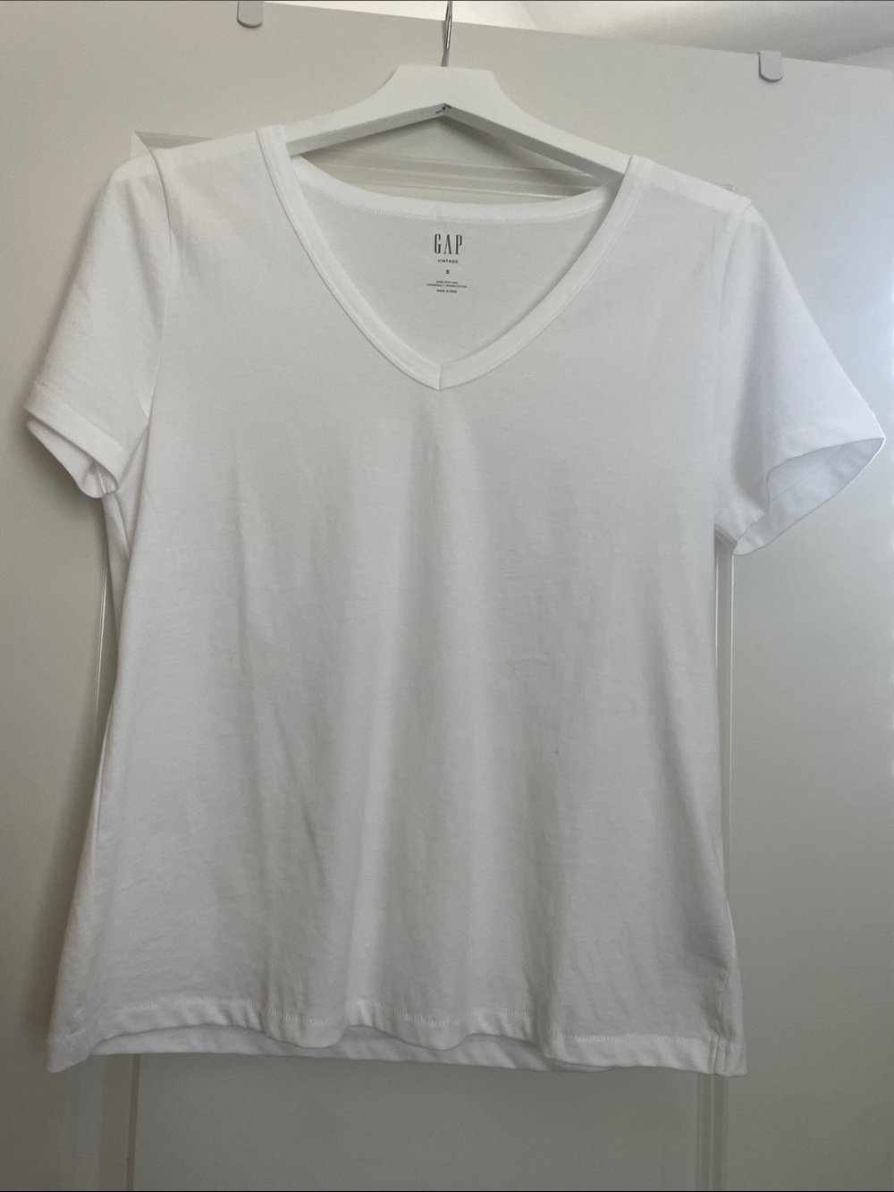 GAP Women’s White V-Neck Short Sleeve Tee